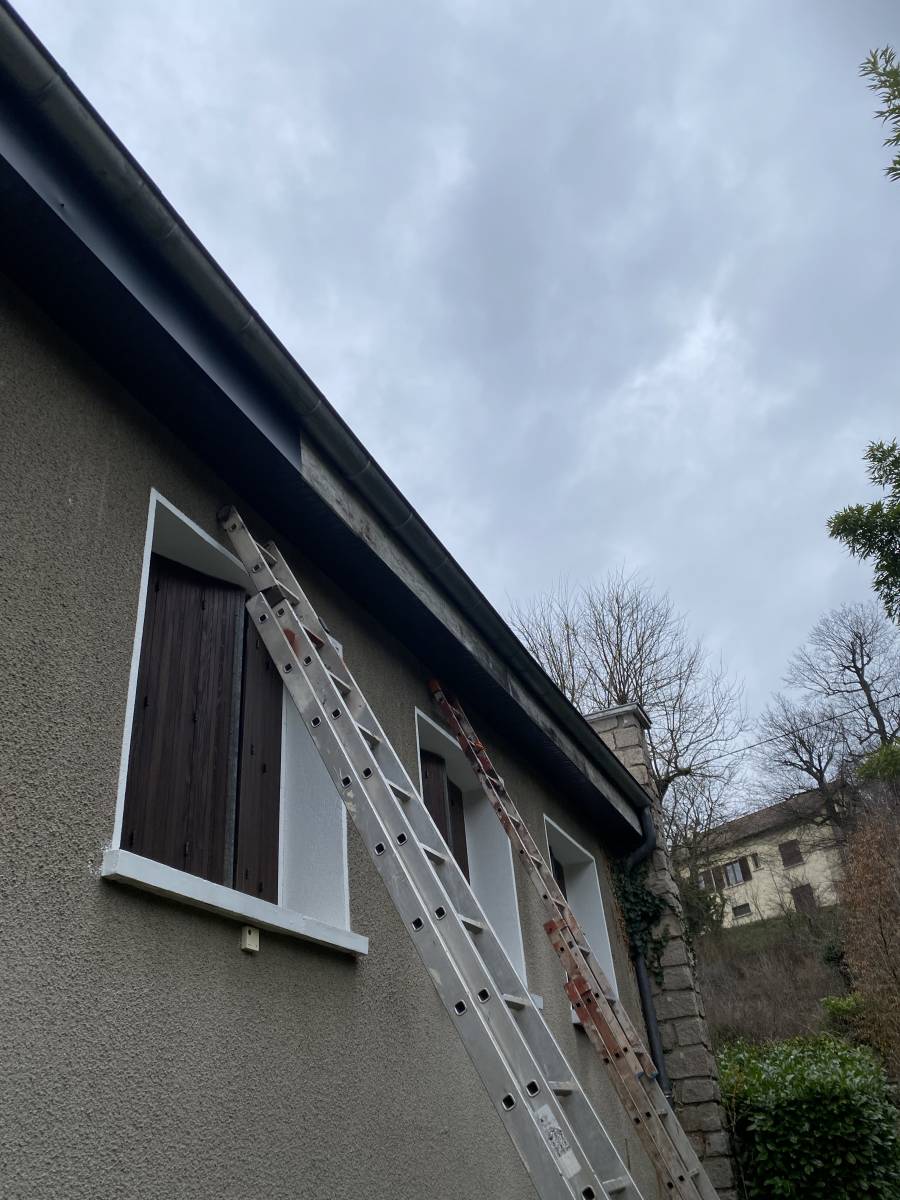 Dépannage rapide pour fuite ou tuiles cassées  sur toiture à Montbrison et dans toute la région