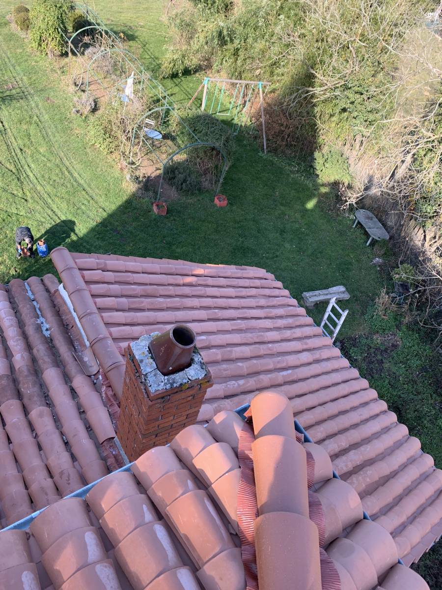 Apllication d'une résine de toit  hydrofuge pour étanchéité  de la maison à Roanne