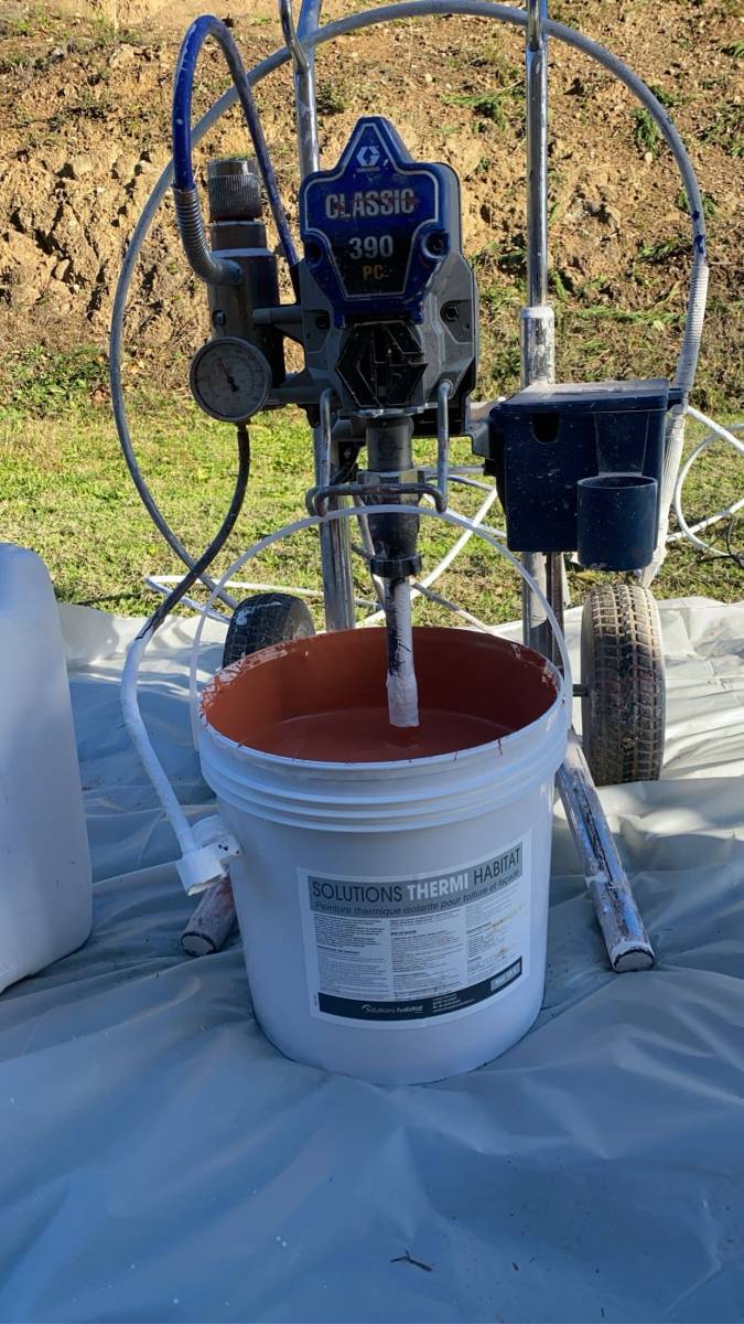 Application de résine isolante thermique de toit grace à une peinture hydrofuge à Saint Etienne et dans toute la Loire